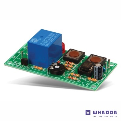 Placa eletrónica verde com relé azul, botões táteis, potenciómetro, resistências e LED