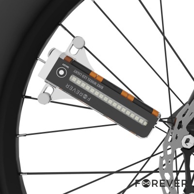 Luz LED preta e laranja fixada nos raios da roda de bicicleta