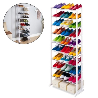 Estante metálica branca para sapatos com múltiplas prateleiras e sapatos coloridos organizados