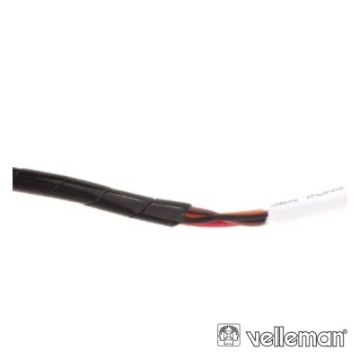 Cabo elétrico preto com fios vermelhos e pretos expostos em fundo branco