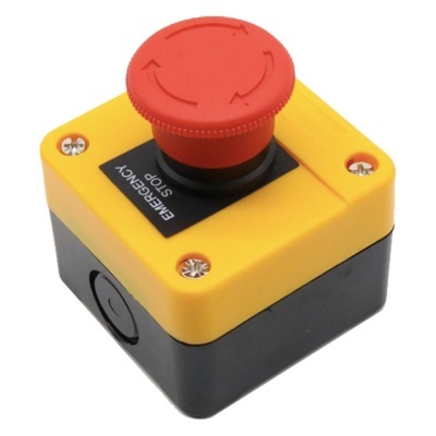 Botão de emergência amarelo e preto com botão vermelho e etiqueta 'EMERGENCY STOP'.