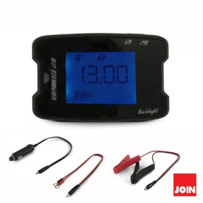 Ecrã digital preto com retroiluminação azul e três cabos acessórios para teste de bateria.