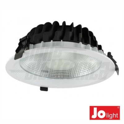 Luminária embutida redonda com aro branco e dissipador preto