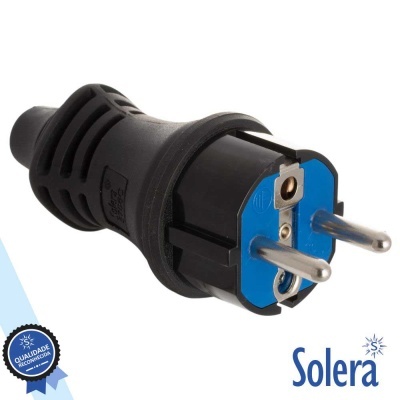 Plugue eléctrico macho Solera preto com parte azul e pinos metálicos.