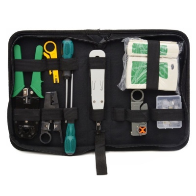 Kit de ferramentas para rede elétrica com alicates, chaves e cabos num estojo preto