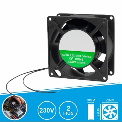 Ventoinha de computador preta com etiqueta verde e cabo de dois fios, fundo azul com ícones técnicos