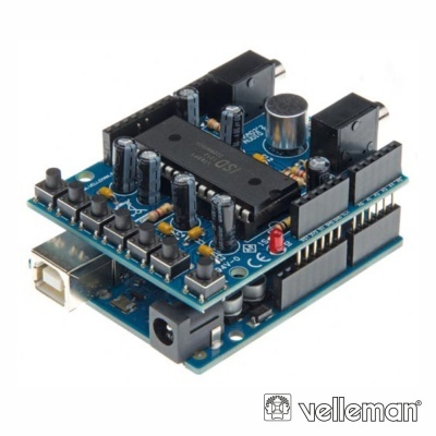 Placa eletrónica azul com componentes e chip preto central