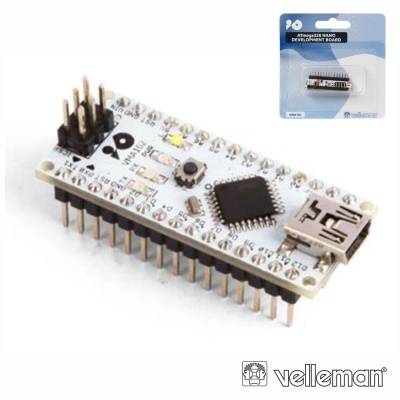 Placa de desenvolvimento Arduino Nano branca com pinos dourados e conector USB, embalagem azul e branca ao fundo