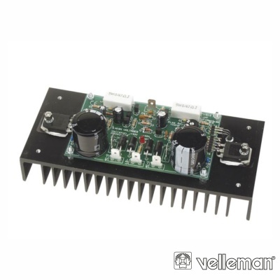 Placa eletrónica sobre dissipador de calor com condensadores e componentes vários