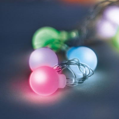 Luzes decorativas coloridas em forma de bolas opacas