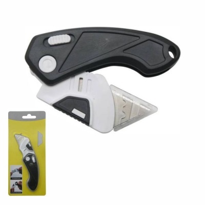 Cortador plástico preto e branco com lâmina metálica protegida