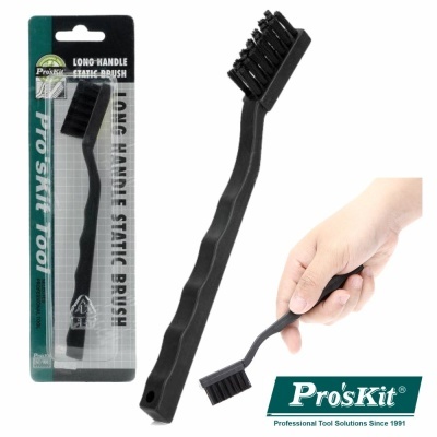 Escova preta de cabo longo com cerdas resistentes e embalagem de papel com texto