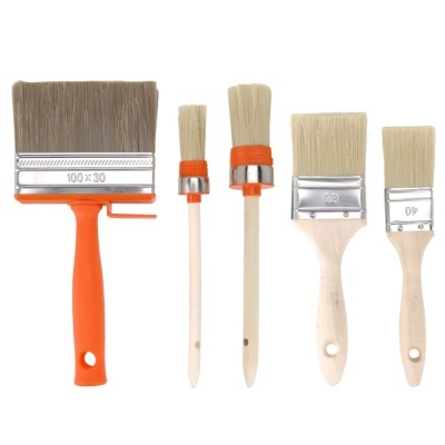 Cinco pincéis de pintura com cerdas claras e cabos em madeira clara e plástico laranja