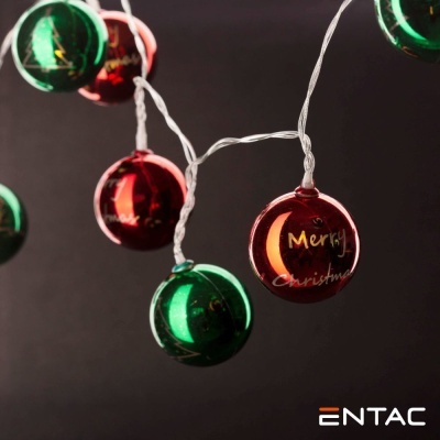 Luzes de Natal com bolas vermelhas e verdes e texto 'Merry Christmas'.