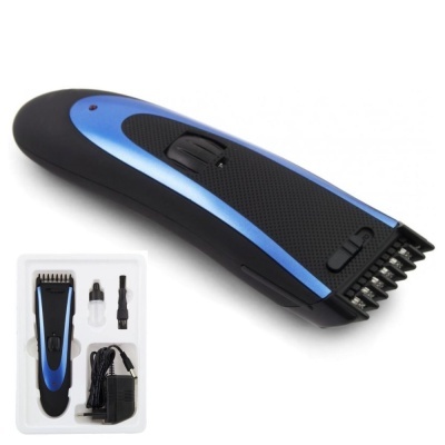 Máquina de cortar cabelo preto e azul com acessórios numa bandeja branca