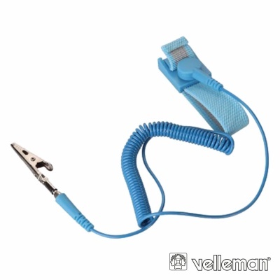 Pulseira antiestática azul com cabo e clipe metálico sobre fundo branco