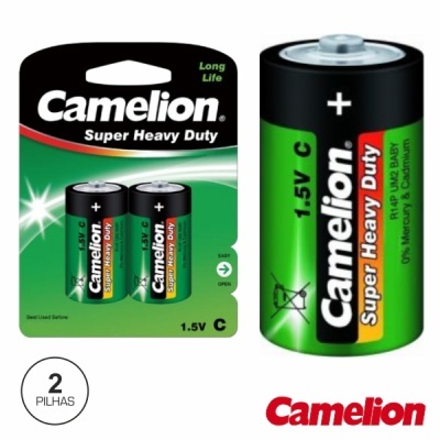Duas pilhas Camelion Super Heavy Duty 1,5V na embalagem verde, preta e vermelha