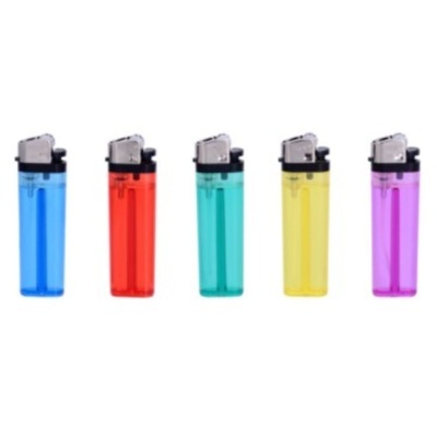 Cinco isqueiros coloridos de plástico translúcido alinhados em fundo branco