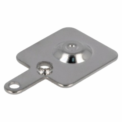 Peça metálica quadrada com elevações circulares e orifício na alça