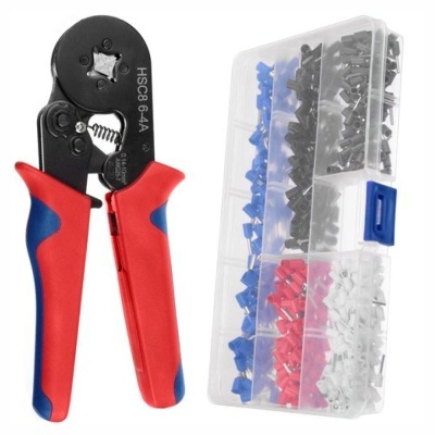 Alicate prensador vermelho e azul com caixa plástica de terminais elétricos coloridos