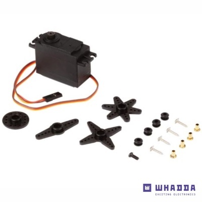 Servo motor preto com acessórios e parafusos sobre fundo branco