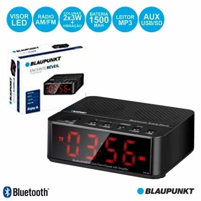 Despertador digital preto com visor LED vermelho e embalagem branca ao fundo