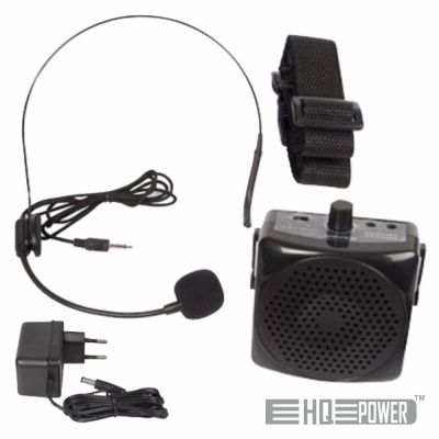 Microfone headset preto, amplificador quadrado e carregador com ficha europeia sobre fundo branco