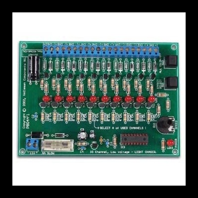 Placa eletrónica verde com componentes eletrónicos e texto impresso