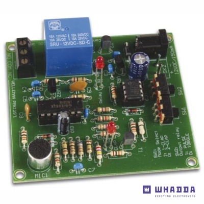 Placa eletrónica verde com componentes como relé azul SRU-12VDC-SD-C e microfone MIC1