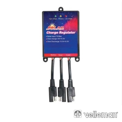 Regulador de carga solar com rótulo azul e vermelho e três cabos pretos