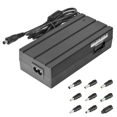 Carregador universal preto para computador com nove adaptadores diferentes