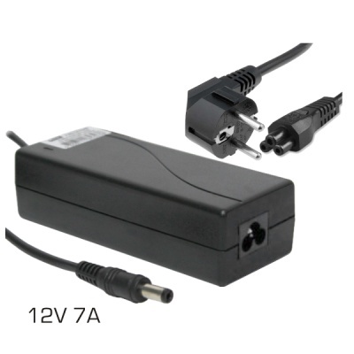 Transformador de energia preto com cabos e plugues