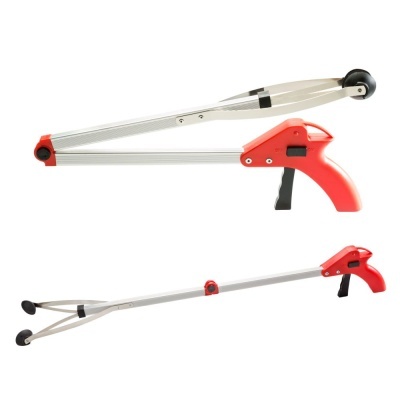 Pinça apanhadora com punho vermelho e rodas pretas nas extremidades