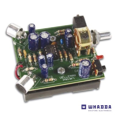 Placa eletrónica verde com condensadores, resistores e potenciômetro dourado