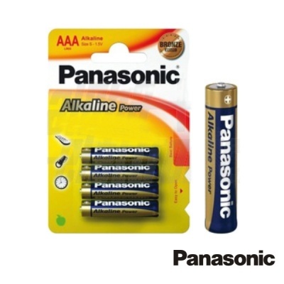Pacote de quatro pilhas AAA Panasonic Alkaline Power e pilha individual ao lado