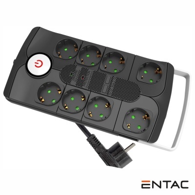 Régua de energia preta com oito tomadas e botão de ligar vermelho