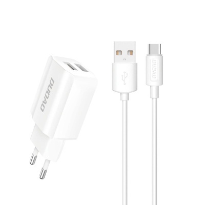 Carregador branco com duas portas USB e cabo USB USB-C em fundo branco