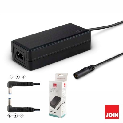 Carregador adaptador de alimentação portátil preto com cabos e embalagem branca