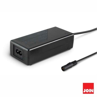 Carregador preto retangular com cabo e conector