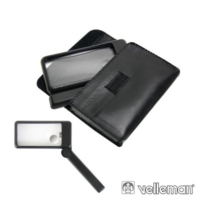 Lupa de mão preta com suporte em couro e lente retangular.