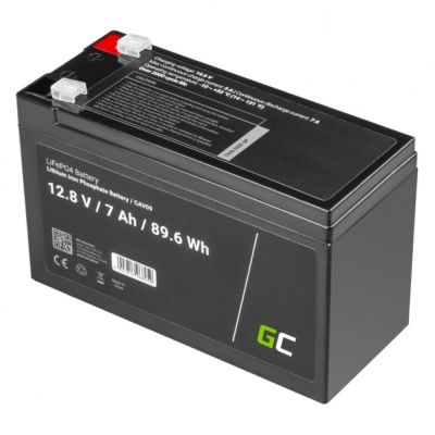 Bateria LiFePO4 preta com etiquetas e terminais vermelho e preto