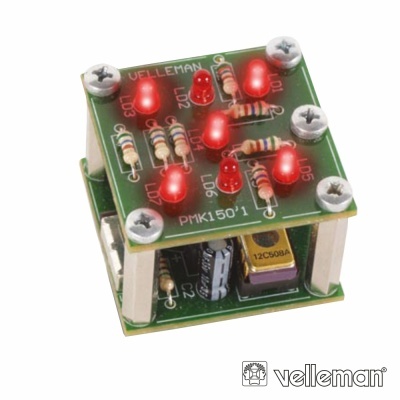 Placa eletrónica verde com LEDs vermelhos acesos e componentes eletrónicos