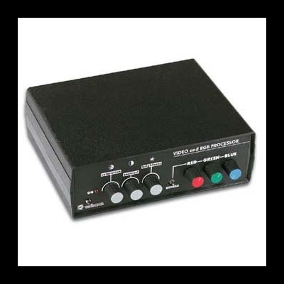 Processador de vídeo e RGB preto com botões coloridos e texto de controle