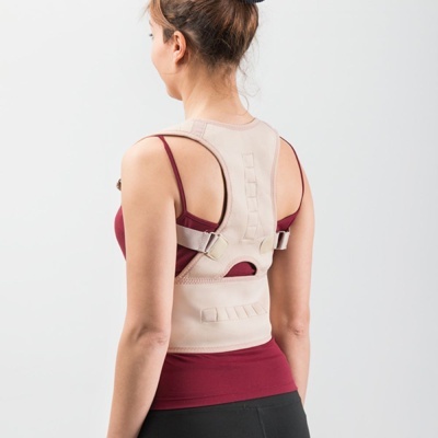 Correção postural bege ajustável usada por mulher vista de costas.