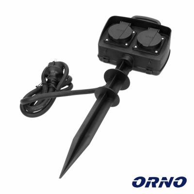 Tomada dupla exterior preta com suporte em estaca e cabo elétrico em fundo branco