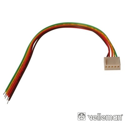 Cabo com fios coloridos e conector branco com quatro pinos
