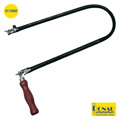 arco de serra com cabo de madeira vermelha e estrutura preta com logotipo Donau