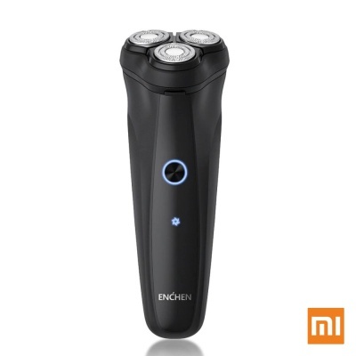 Barbeador elétrico preto com três cabeças de corte circulares e luz azul