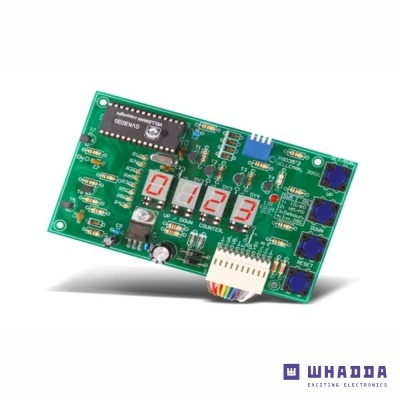 Placa eletrónica verde com displays e botões azuis sobre fundo branco