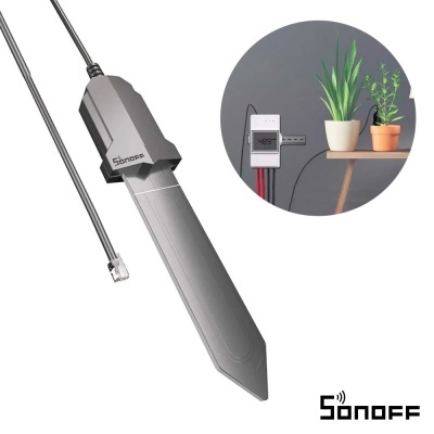 Sensor de humidade do solo Sonoff com conector e dispositivo ligado na parede com plantas